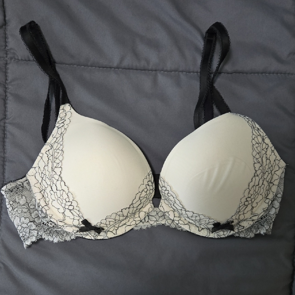Victoria's Secret Dream Angels Push Up White and Black Lace Bra